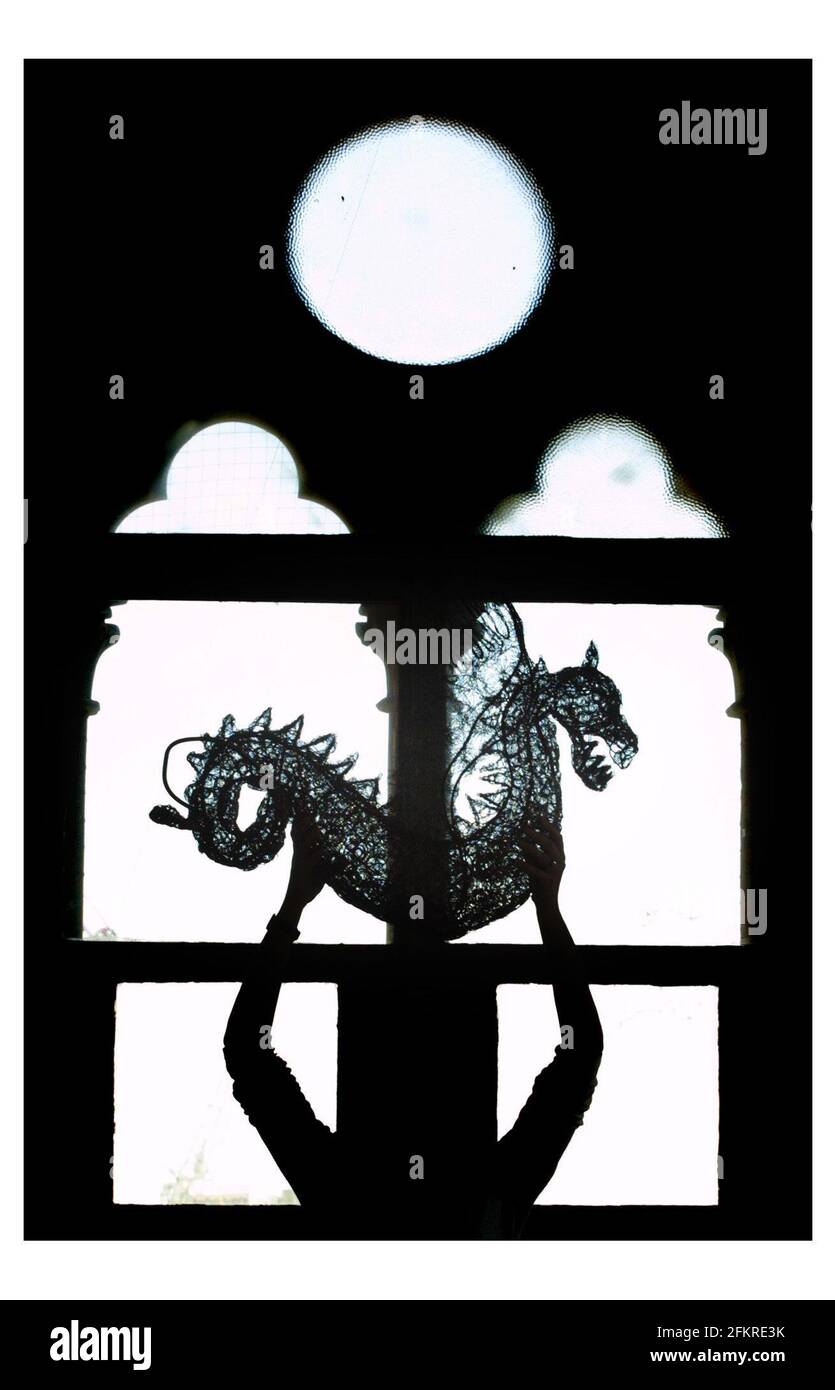 L'été au Midland Grand 2003......21st et 22 exposition Junean d'art et de design dans le fantastique bâtiment néo-gothique classé de catégorie 1. Un Wyvern (type de Dragon im dit) fait de fil par Fidel Garcia est vu contre l'une des grandes fenêtres de l'ancien hôtel. pic David Sandison Banque D'Images