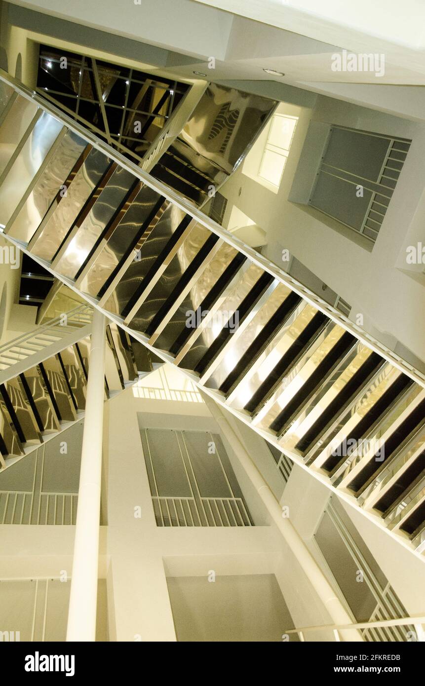 Bâtiments en verre et en métal avec vue grand angle. Bâtiment moderne de haute technologie avec escalier abstrait. Banque D'Images