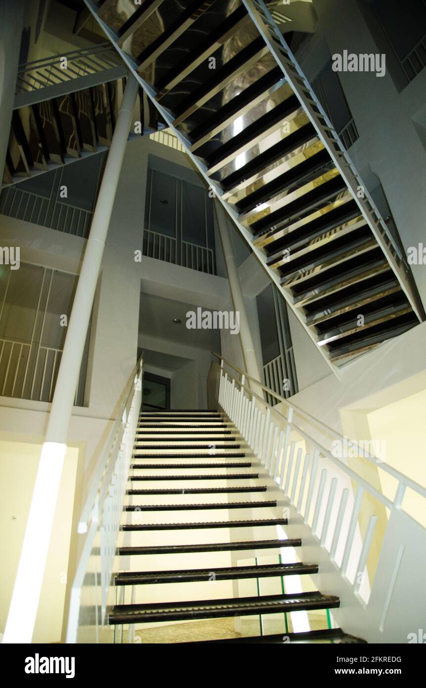 Bâtiments en verre et en métal avec vue grand angle. Bâtiment moderne de haute technologie avec escalier abstrait. Banque D'Images