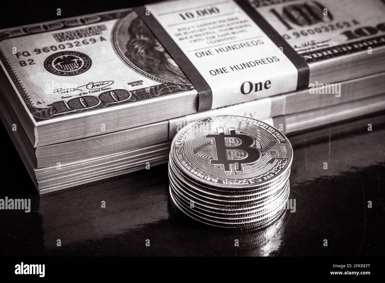 Bitcoin avec des piles d'argent en dollars, la crypto virtuelle numérique bitcoin en monnaie et pile d'argent en papier. Billets et pièces de monnaie en dollars AMÉRICAINS (btc). Concept de bitcoin Banque D'Images