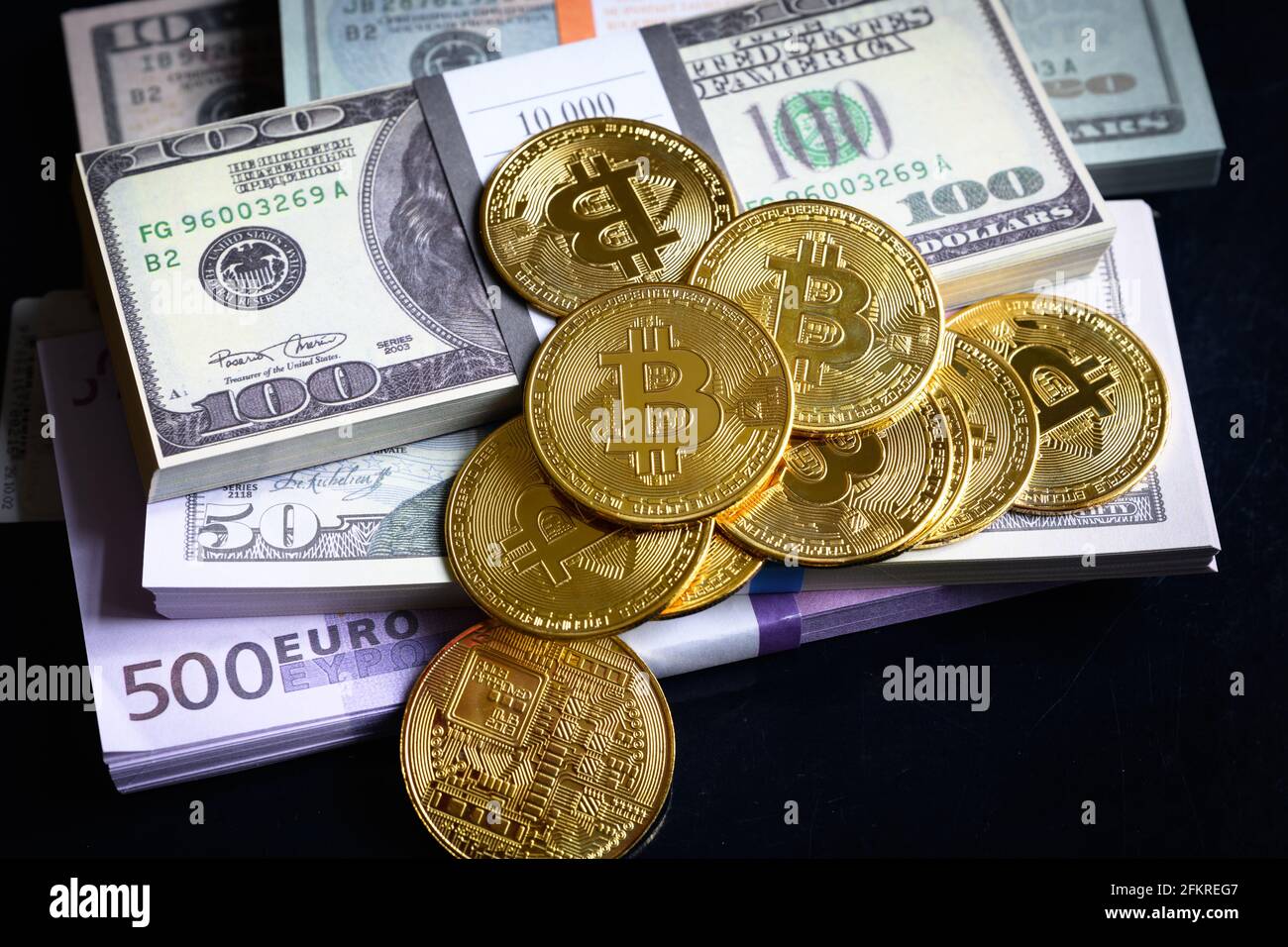 Bitcoin avec pile d'argent, crypto virtuel numérique bitcoin de monnaie et piles d'argent de papier. Billets en euros et en dollars américains et pièces en bits d'or (btc). Concept de Banque D'Images