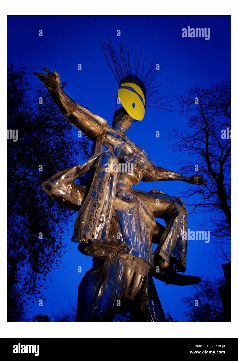 'Man on Man' une nouvelle sculpture du sculpteur nigérian Sokari Douglas Camp, a été dévoilée à l'avant de l'Institut du Commonwealth. Kensington, Londres. Le travail spécifique au site a été effectué par l'institut avec des fonds accordés par le Jerwood Art Commissions Scheme.pic David Sandison 26/11/2002 Banque D'Images