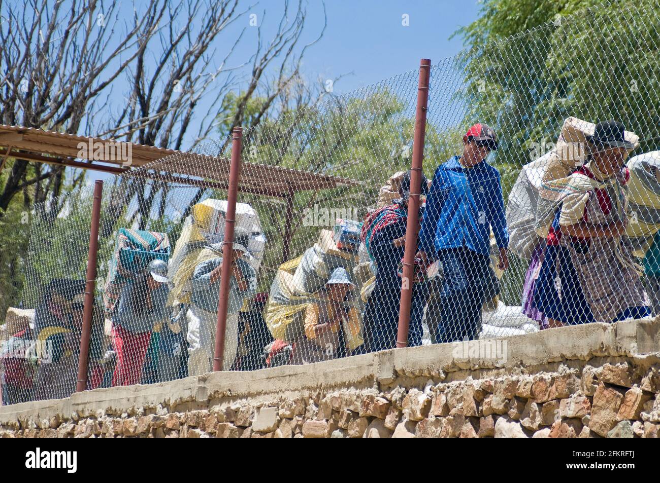 Passeurs à la frontière entre la Bolivie et l'Argentine. La Quiaca - Villazon Banque D'Images