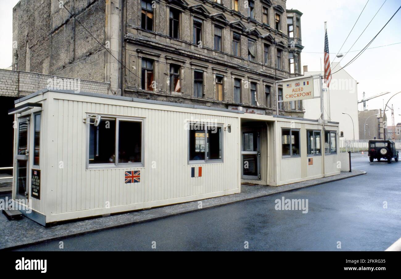 Berlin, Wall, Checkpoint Charlie en juillet 1984. Banque D'Images