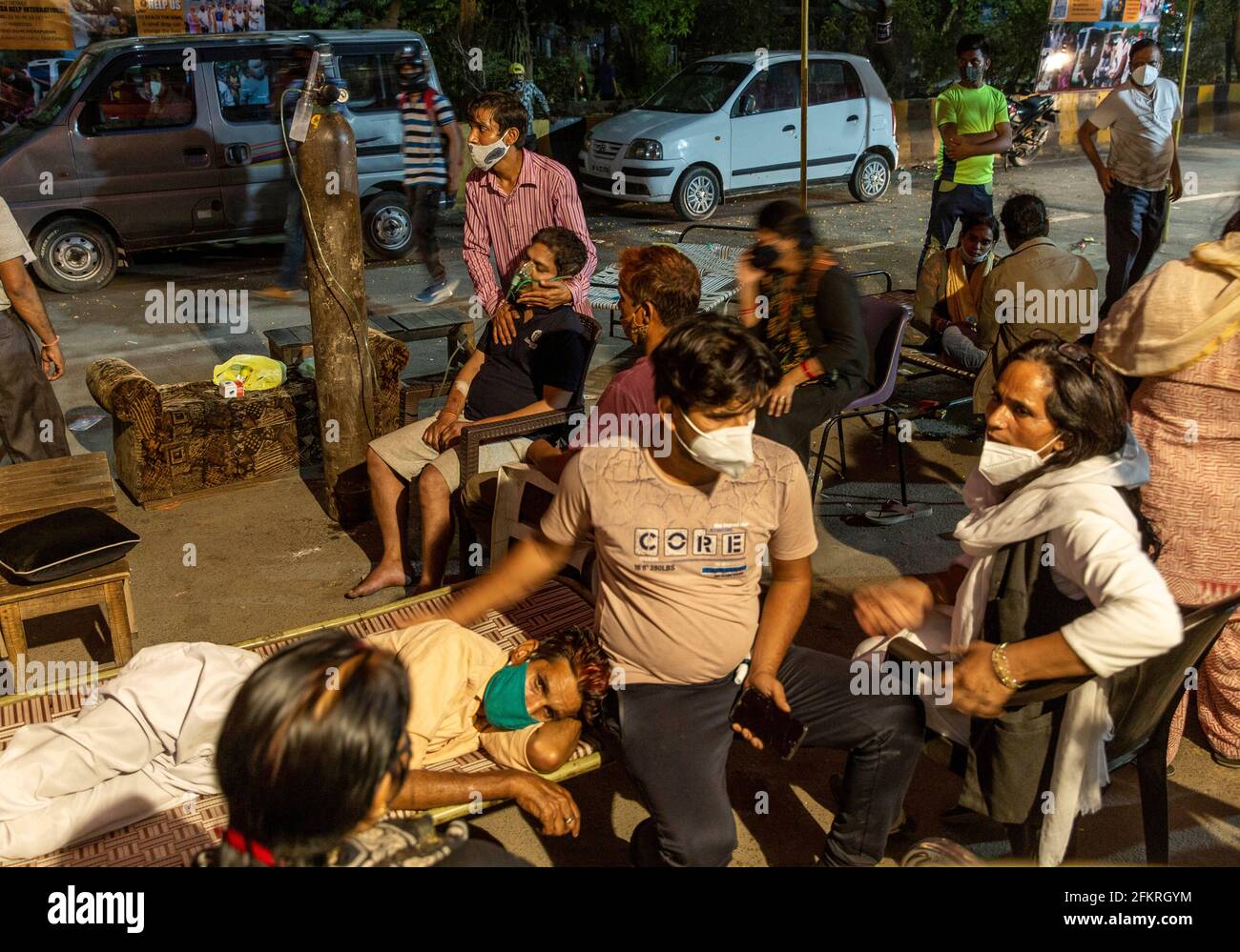 Parents et patients luttant pour respirer vu à l'Indirapuram Gurudwara (temple sikh) à Indirapuram, Gazhiabad, Inde le 1er mai 2021. Le site est où un camp gratuit d'oxygène a été organisé pour les patients positifs Covid-19 qui n'ont pas trouvé un hôpital ou un support d'oxygène . Une forte augmentation des cas a pris l'administration et les hôpitaux mal préparés, ceci dans la région de la capitale nationale. Le manque de lits d'hôpital, d'oxygène et d'installations de soins intensifs a fait que les bons samaritains s'intensifient et tentent de combler les lacunes. (Photo par Ishan Tankha/Sipa USA) Banque D'Images