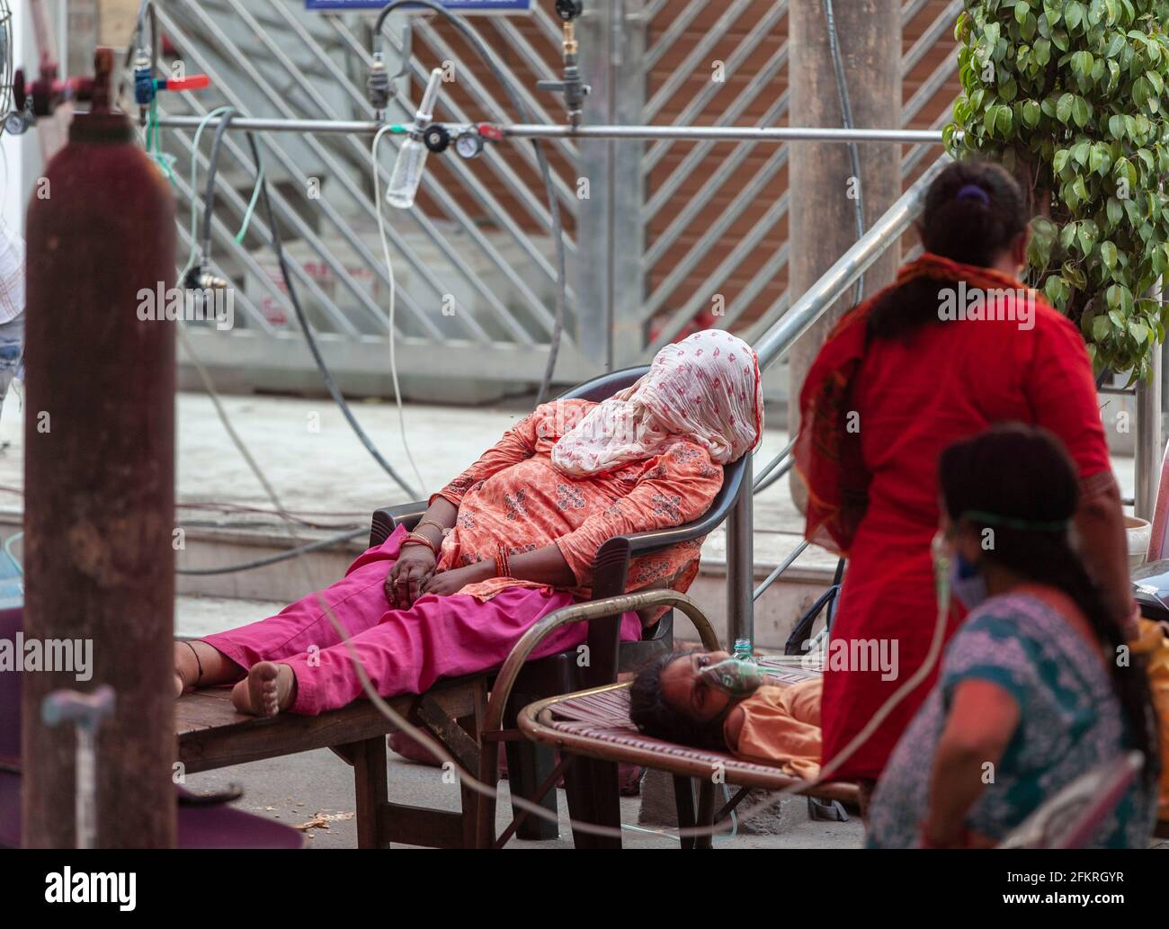 Parents et patients luttant pour respirer vu à l'Indirapuram Gurudwara (temple sikh) à Indirapuram, Gazhiabad, Inde le 1er mai 2021. Le site est l'endroit où un camp gratuit d'oxygène a été organisé pour les patients positifs Covid-19 qui n'ont pas trouvé un hôpital ou un support d'oxygène. Une forte augmentation des cas a pris l'administration et les hôpitaux mal préparés, ceci dans la région de la capitale nationale. Le manque de lits d'hôpital, d'oxygène et d'installations de soins intensifs a fait que les bons samaritains s'intensifient et tentent de combler les lacunes. (Photo par Ishan Tankha/Sipa USA) Banque D'Images
