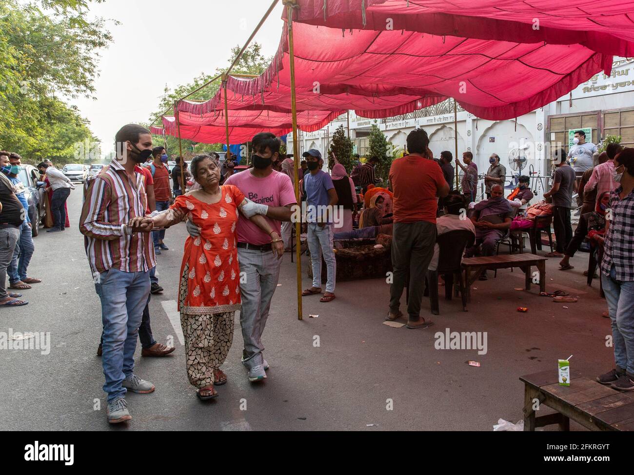Parents et patients luttant pour respirer vu à l'Indirapuram Gurudwara (temple sikh) à Indirapuram, Gazhiabad, Inde le 1er mai 2021. Le site est où un camp gratuit d'oxygène a été organisé pour les patients positifs Covid-19 qui n'ont pas trouvé un hôpital ou un support d'oxygène . Une forte augmentation des cas a pris l'administration et les hôpitaux mal préparés, ceci dans la région de la capitale nationale. Le manque de lits d'hôpital, d'oxygène et d'installations de soins intensifs a fait que les bons samaritains s'intensifient et tentent de combler les lacunes. (Photo par Ishan Tankha/Sipa USA) Banque D'Images