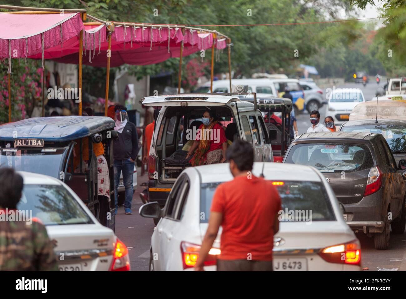 Parents et patients luttant pour respirer vu à l'Indirapuram Gurudwara (temple sikh) à Indirapuram, Gazhiabad, Inde le 1er mai 2021. Le site est où un camp gratuit d'oxygène a été organisé pour les patients positifs Covid-19 qui n'ont pas trouvé un hôpital ou un support d'oxygène . Une forte augmentation des cas a pris l'administration et les hôpitaux mal préparés, ceci dans la région de la capitale nationale. Le manque de lits d'hôpital, d'oxygène et d'installations de soins intensifs a fait que les bons samaritains s'intensifient et tentent de combler les lacunes. (Photo par Ishan Tankha/Sipa USA) Banque D'Images