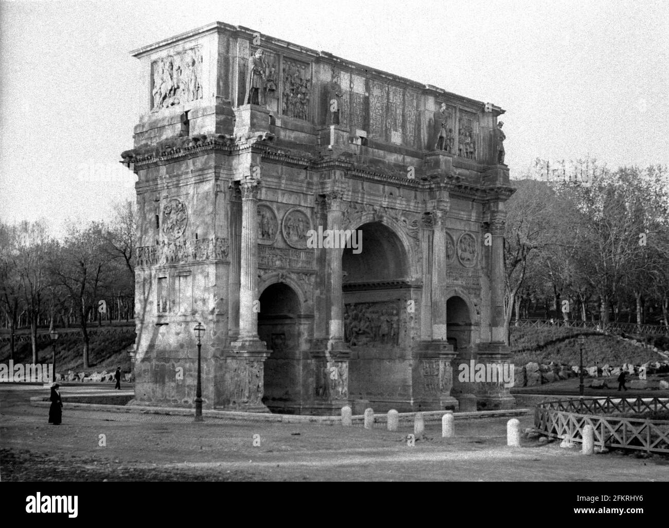 AJAXNETPHOTO. c.1908 -14. ROME, ITALIE. - GRAND ALBUM DE TOURNÉE; NUMÉRISATIONS DE NÉGATIFS EN VERRE IMPÉRIAL D'ORIGINE - ARCHE DE CONSTANTINE. PHOTOGRAPHE : INCONNU. SOURCE: COLLECTION DE LA BIBLIOTHÈQUE D'IMAGES D'ÉPOQUE AJAX.CREDIT: BIBLIOTHÈQUE D'IMAGES D'ÉPOQUE AJAX. RÉF; 1900 01 Banque D'Images
