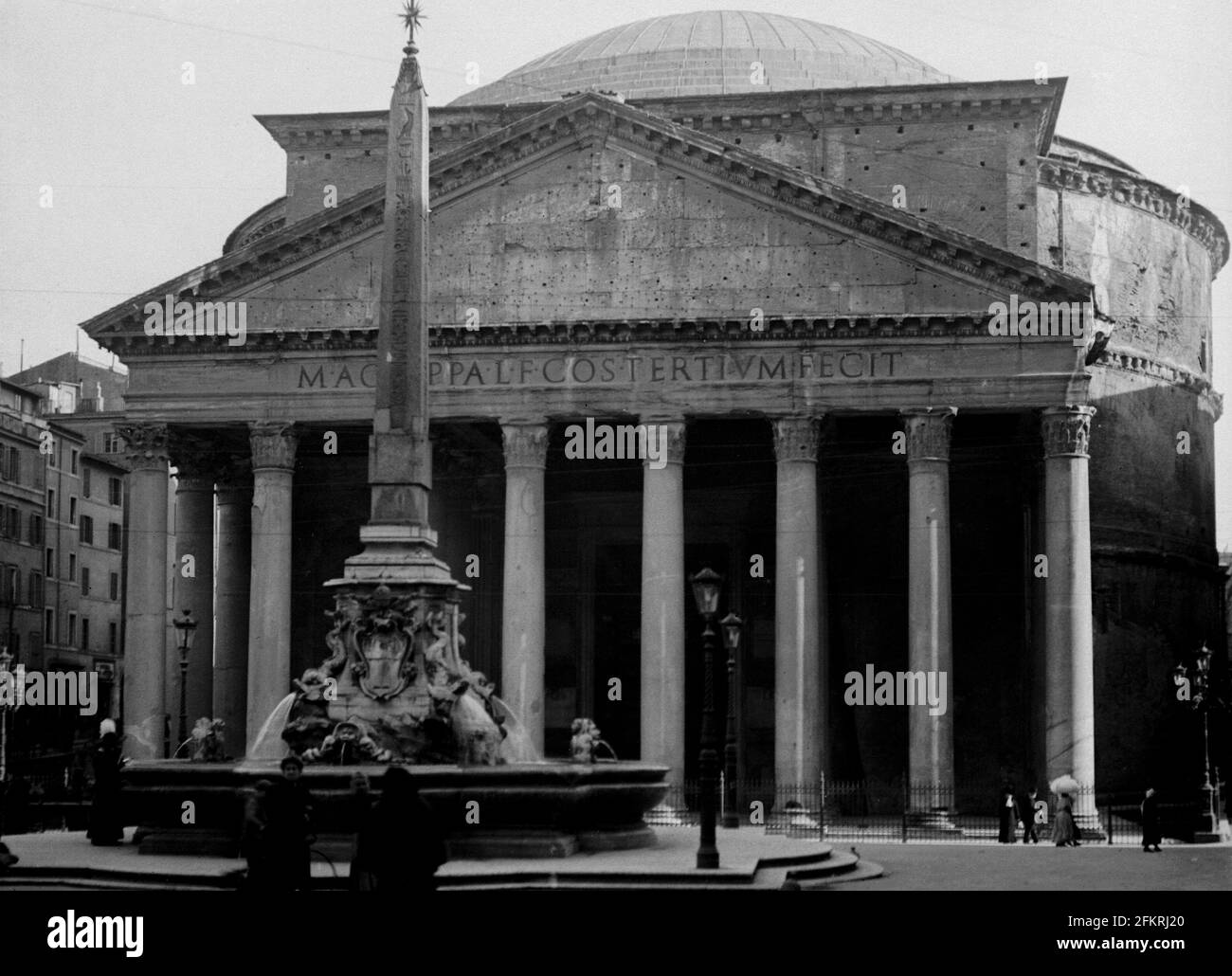 AJAXNETPHOTO. c.1908 -14. ROME, ITALIE. - GRAND ALBUM DE TOURNÉE; SCANS DE NÉGATIFS EN VERRE IMPÉRIAL D'ORIGINE - FAÇADE DU PANTHÉON. PHOTOGRAPHE : INCONNU. SOURCE: COLLECTION DE LA BIBLIOTHÈQUE D'IMAGES D'ÉPOQUE AJAX.CREDIT: BIBLIOTHÈQUE D'IMAGES D'ÉPOQUE AJAX. RÉF; 1900 011 Banque D'Images