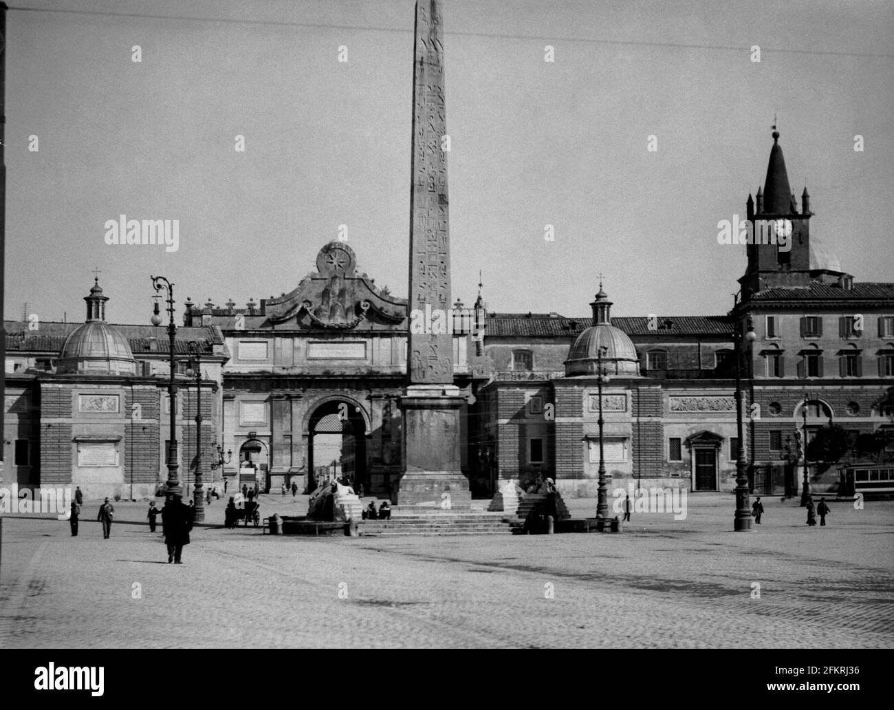 AJAXNETPHOTO. c.1908 -14. ROME, ITALIE. - GRAND ALBUM DE TOURNÉE; SCANS DE NÉGATIFS EN VERRE IMPÉRIAL D'ORIGINE - OBÉLISQUE SUR LA PIAZZA POPOLO. PHOTOGRAPHE : INCONNU. SOURCE: COLLECTION DE LA BIBLIOTHÈQUE D'IMAGES D'ÉPOQUE AJAX.CREDIT: BIBLIOTHÈQUE D'IMAGES D'ÉPOQUE AJAX. RÉF; 1900 3 14 Banque D'Images