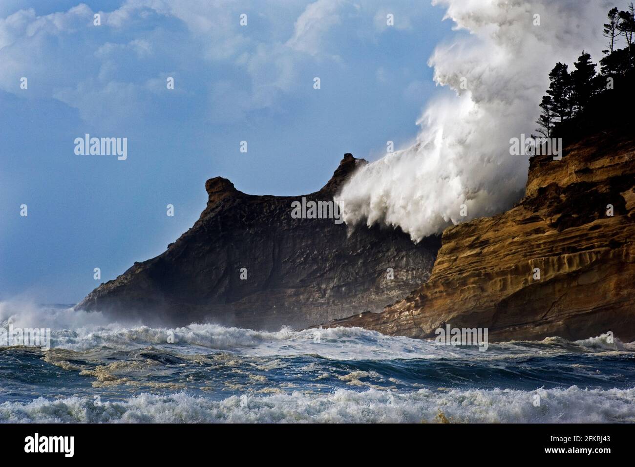 Une vague qui s'est écrasant au-dessus du cap Kiwanda, route panoramique de Three Capes, Pacific City, Oregon Banque D'Images