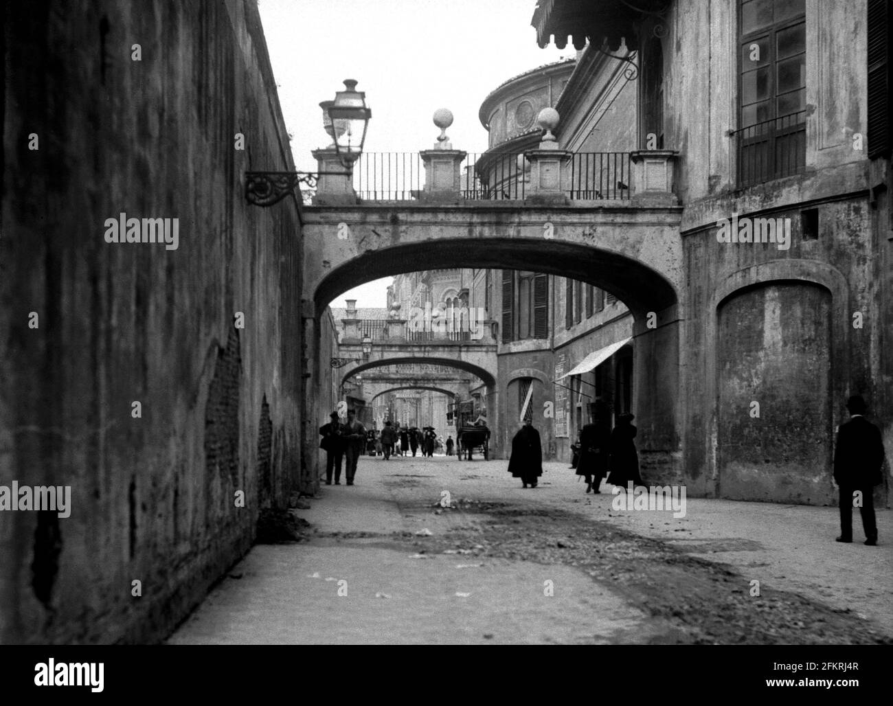 AJAXNETPHOTO. c.1908 -14. ROME, ITALIE. - GRAND ALBUM DE TOURNÉE; NUMÉRISATIONS DE NÉGATIFS EN VERRE IMPÉRIAL ORIGINAUX - VIA PILOTTA. PHOTOGRAPHE : INCONNU. SOURCE: COLLECTION DE LA BIBLIOTHÈQUE D'IMAGES D'ÉPOQUE AJAX.CREDIT: BIBLIOTHÈQUE D'IMAGES D'ÉPOQUE AJAX. RÉF; 1900 13 Banque D'Images