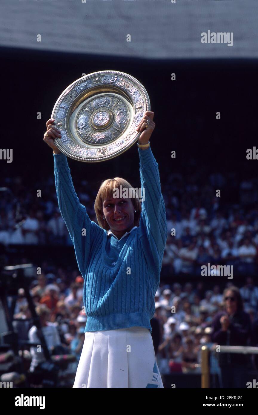 Martina Navratilova tient la plaque des champions après avoir battu Chris Evert Lloyd pour remporter les championnats de Wimbledon de 1984. Banque D'Images