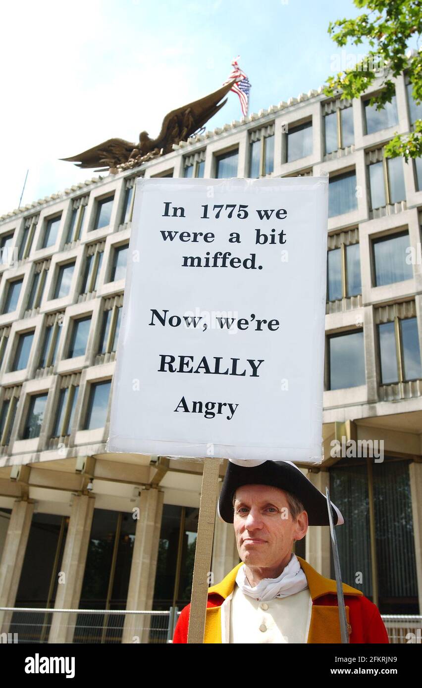 Un faux soldat anglais du XVIIIe siècle se tient devant l'ambassade des États-Unis alors que les États-Unis célèbrent leur jour de l'indépendance. La manifestation devait faire campagne contre le changement climatique.4 juillet 2002 photo Andy Paradise Banque D'Images