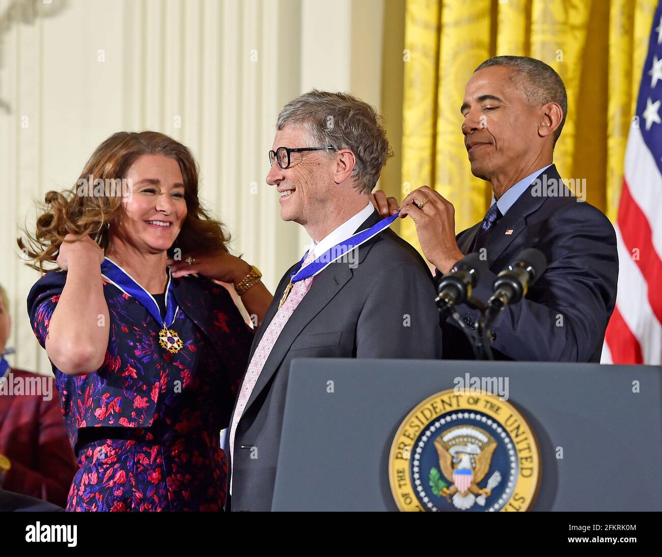 **PHOTO DU FICHIER** Bill et Melinda Gates divorcent après 27 ans de mariage. Le président des États-Unis Barack Obama remet la Médaille présidentielle de la liberté à Bill et Melinda Gates lors d'une cérémonie dans la salle est de la Maison Blanche à Washington, DC, le mardi 22 novembre 2016. La Médaille présidentielle de la liberté est le plus haut honneur civil de la nation. Crédit : Ron Sachs/CNP/MediaPunch Banque D'Images