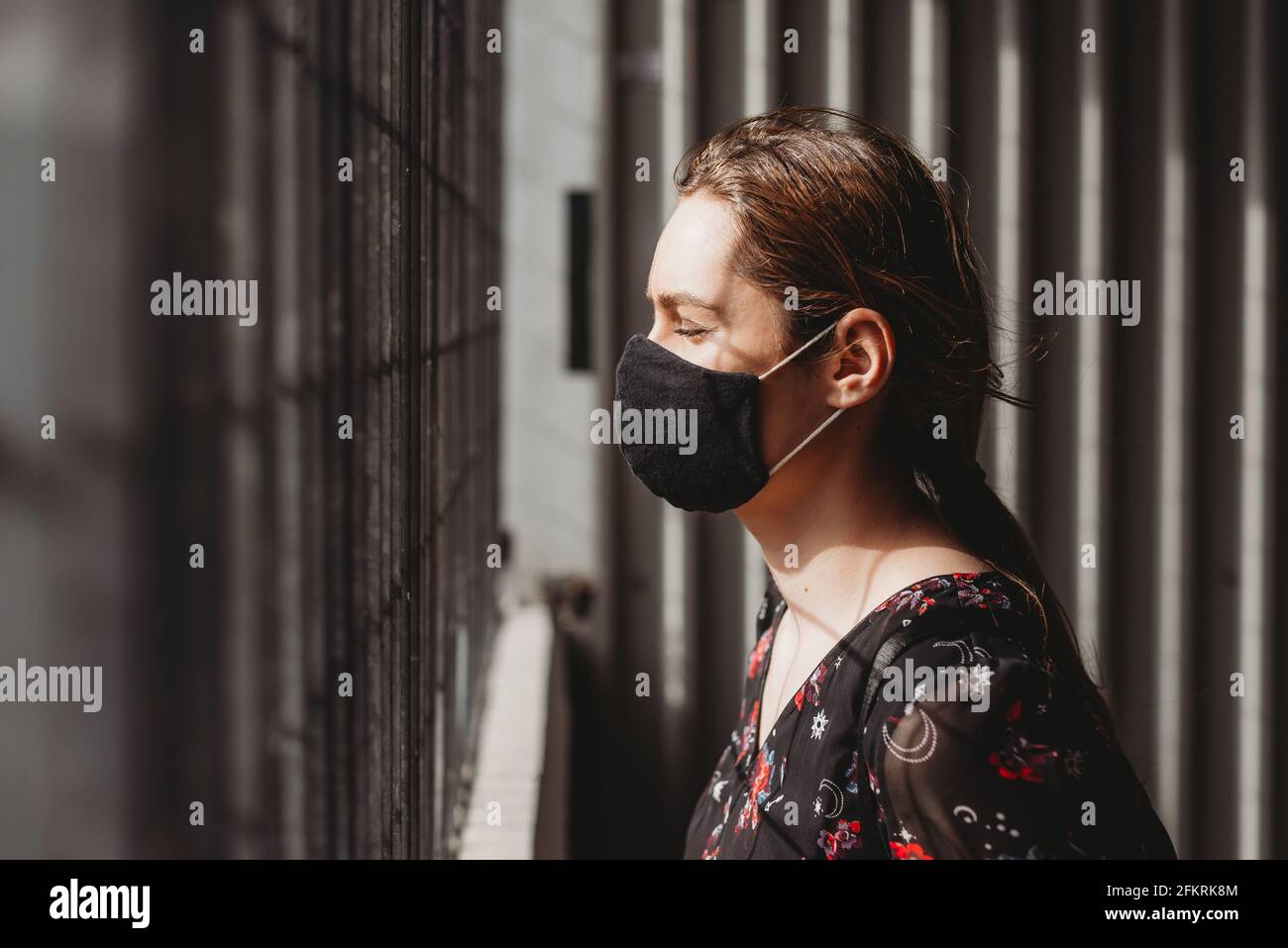 Femme triste déprimé criant et pleurant sous masque pour la protection contre le virus corona Covid-19 , concept de santé mentale Banque D'Images