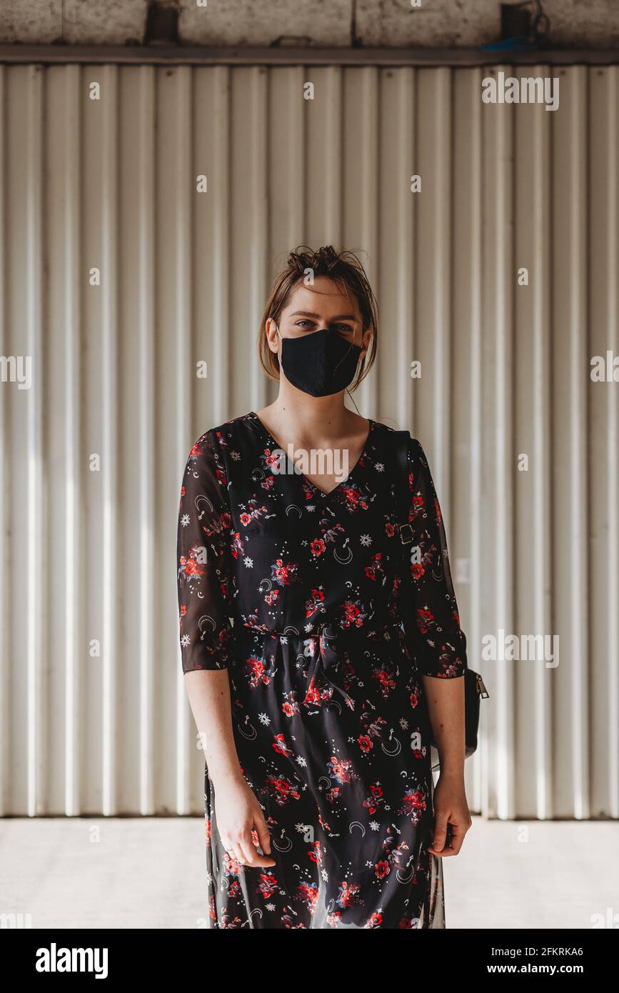 femme avec masque facial en robe fleurie Banque D'Images