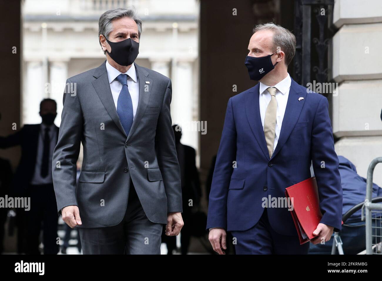 Londres, Royaume-Uni. 03ème mai 2021. Le ministre britannique des Affaires étrangères, Dominic Raab (R), marche avec le secrétaire d'État américain, Antony Blinken, devant Downing Street, avant la réunion des ministres des Affaires étrangères et du développement du Groupe des sept (G7) à Londres, en Grande-Bretagne, le 3 mai 2021. Le secrétaire d'Etat britannique aux Affaires étrangères, Dominic Raab, a rencontré lundi le secrétaire d'Etat américain, Antony Blinken, pour discuter des efforts visant à mieux tirer parti de la COVID-19 et d'un éventuel accord de libre-échange entre les deux pays. (Tim Hammond/No 10 Downing Street/Handout via Xinhua) Credit: Xinhua/Alay Live News Banque D'Images