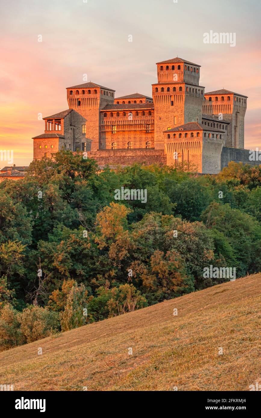 Château de Torrechiara, Émilie-Romagne, Italie, au crépuscule Banque D'Images