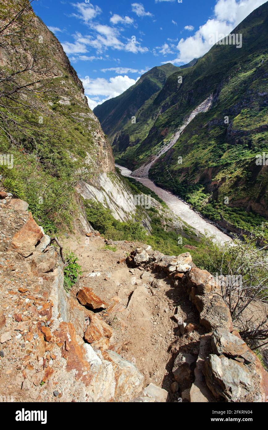Sentier et Rio Apurimac, Apurimac est la partie supérieure du longiste et le plus grand fleuve Amazone, vue du sentier de randonnée Choquequirao, région de Cuzco, Mach Banque D'Images