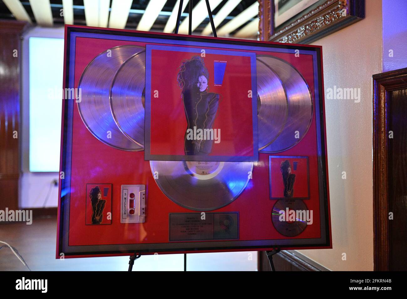 Costumes et souvenirs de la carrière emblématique de Janet Jackson présentés par Les enchères de Julien sont affichées lors d'une exposition presse aperçu de « Iconic Banque D'Images