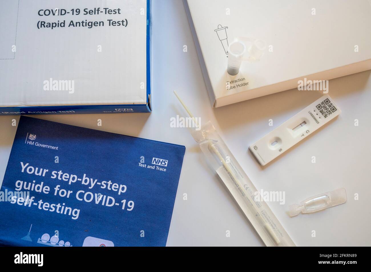 Contenu du kit d'auto-test d'antigène rapide NHS Covid-19. Banque D'Images