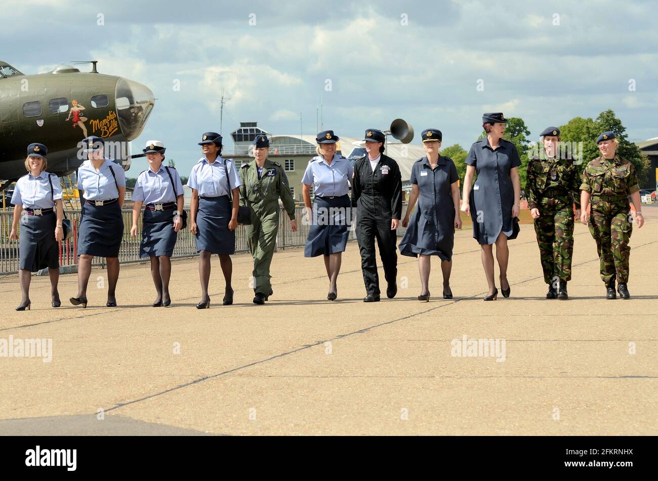 Carrières féminines dans les forces armées. Des femmes de divers métiers et professions au sein de la Royal Air Force font la promotion de leur carrière militaire. En passant par Sally B. Banque D'Images