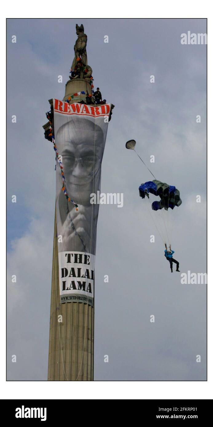 RÉCOMPENSEZ le DALAÏ LAMA... dans les premières heures de ce matin, Gary Connery est devenu le premier homme à descendre de la colonne de Nelsons de 120 pieds à Trafalgar Square, L'événement promu par "agir pour le Tibet" a été de mettre en évidence les événements au Tibet et de soutenir la position du Dalaï Lamas résistant à la présence chinoise au Tibet.à pic David Sandison 9/5/2003 Banque D'Images
