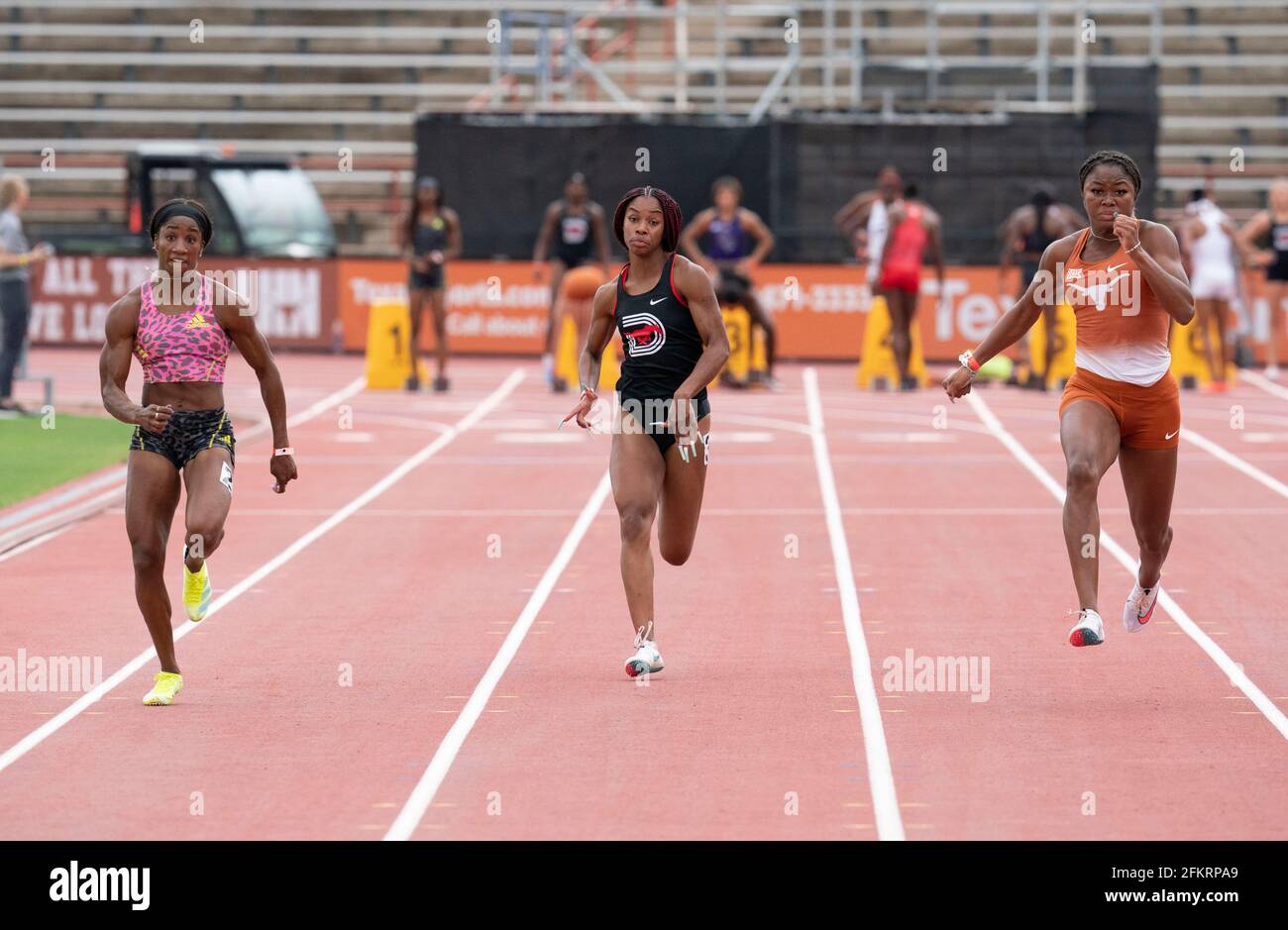 Austin, Texas, États-Unis. 1er mai 2021. Athlètes d'élite de gauche à droite, Keni Harrison (Team Adidas), Chelsea Francis de SMU et Kynnedy Flannel du Texas en compétition dans les 100 mètres féminins au Texas Invitational au stade Mike A. Myers de l'Université du Texas à Austin. Crédit : Bob Daemmrich/Alay Live News Banque D'Images