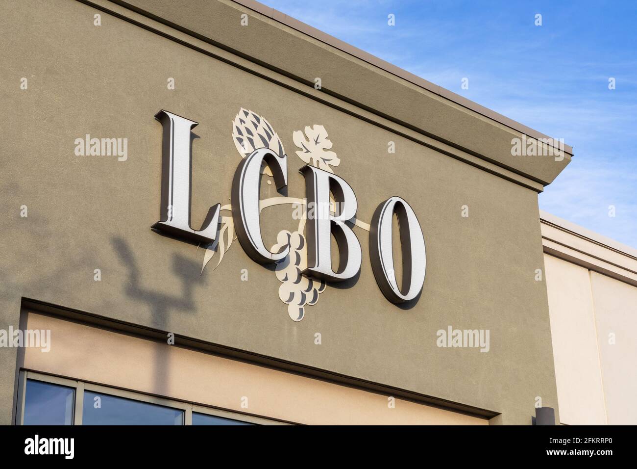 Ottawa, Canada - le 2 mai 2021 : LCBO, Société de contrôle des alcools de l'Ontario, magasin de détail à Ottawa, Banque D'Images