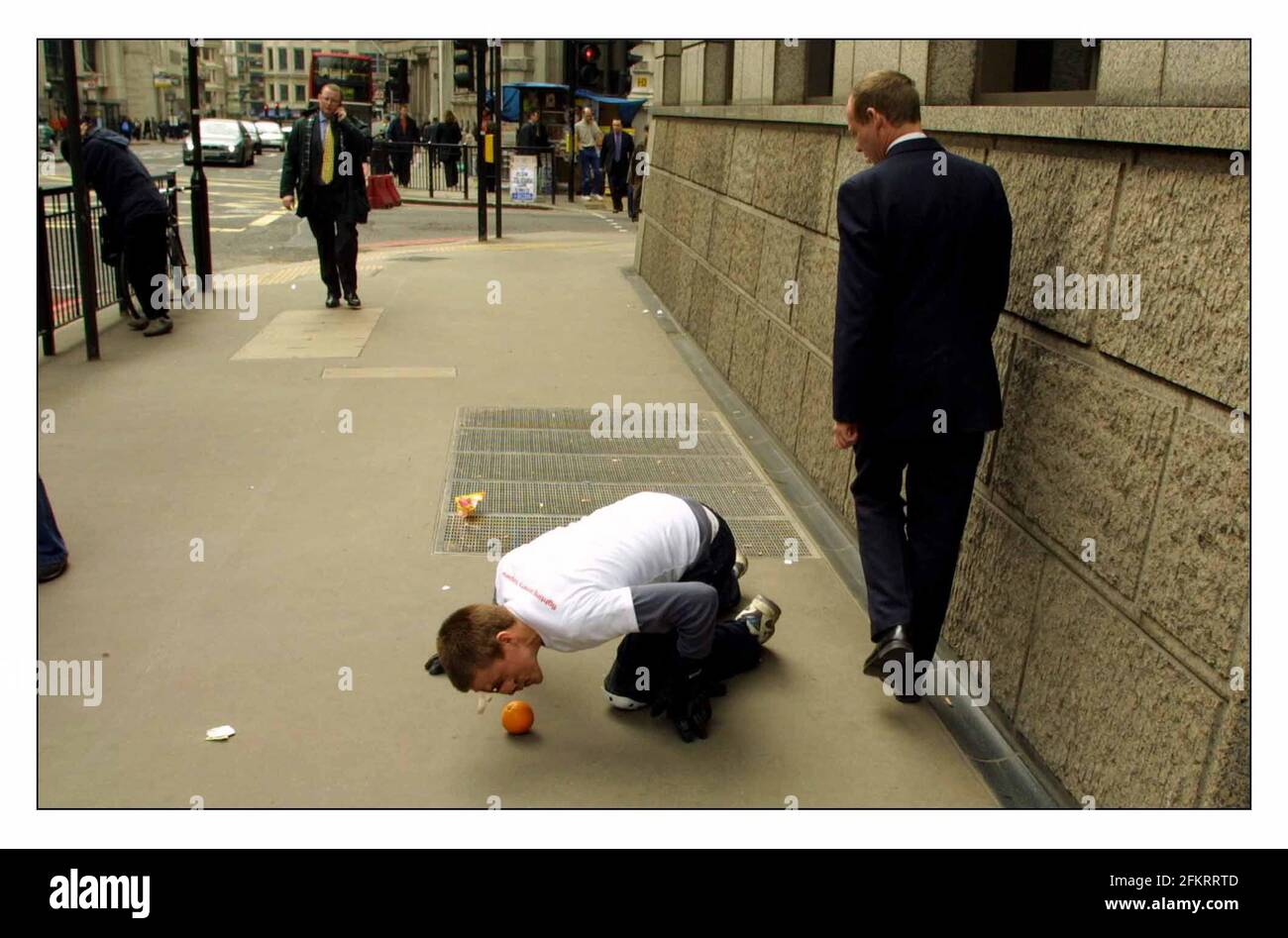 Myles Anderson a roulé une orange à 1,5 kilomètre de la ville De Londres en 1 heure et 14 min en an Essayez d'entrer dans le livre Guiness des documents qu'il était Collecte également de l'argent pour action AID.pic David Sandison 22/3/2002 Banque D'Images