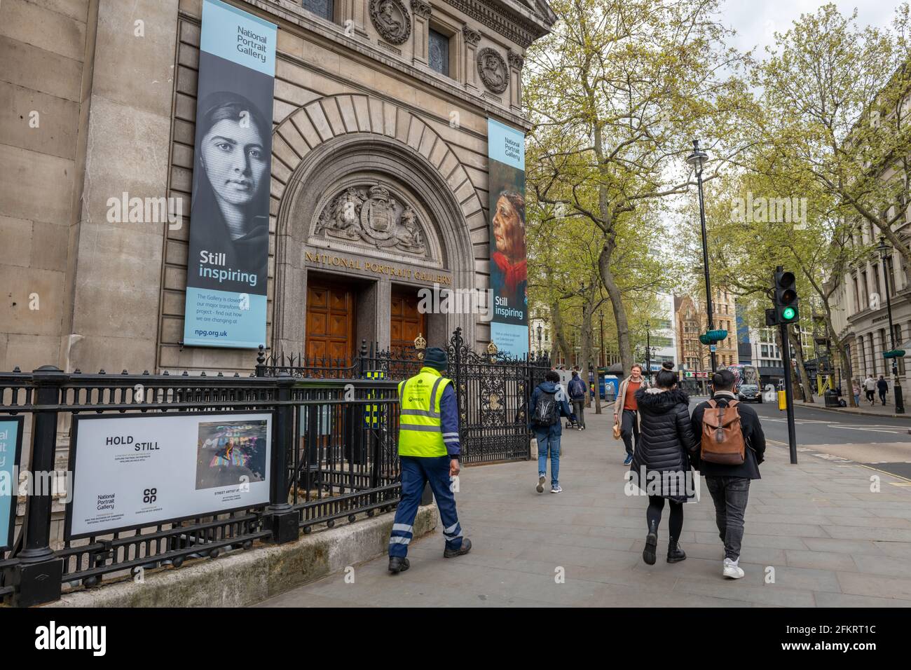 Vue sur la rue du National Portrait Gallery qui abrite une collection de portraits de personnes célèbres. Banque D'Images