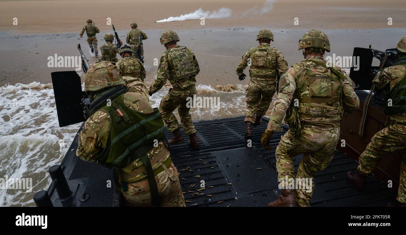 Royal Marine Commandos entraînement dans les exercices amphibies traditionnels d'a Embarcation opérée à partir d'un assaut de classe Albion de la Royal Navy navire Banque D'Images