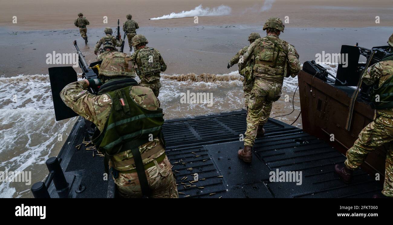 Royal Marine Commandos entraînement dans les exercices amphibies traditionnels d'a Embarcation opérée à partir d'un assaut de classe Albion de la Royal Navy navire Banque D'Images
