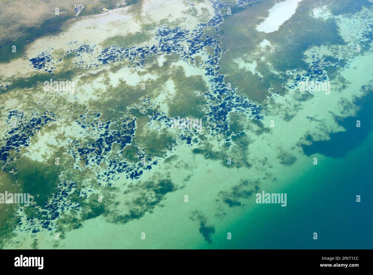 Photographie aérienne abstraite de l'eau près de Chemainus et Saltair, île de Vancouver, Colombie-Britannique, Canada. Banque D'Images