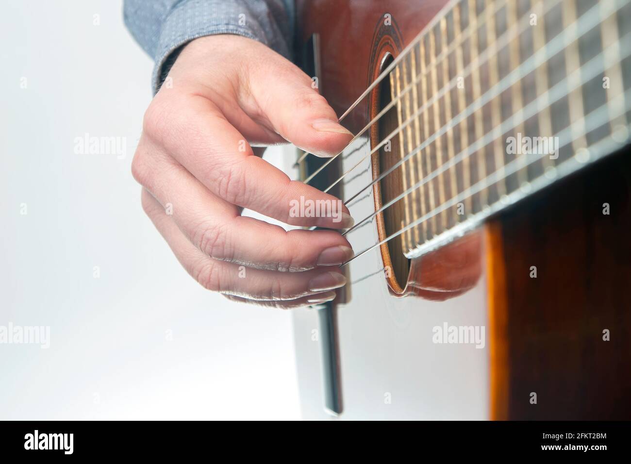 hommes guitariste mains avec des ongles tout en jouant de la musique.  guitare classique Photo Stock - Alamy
