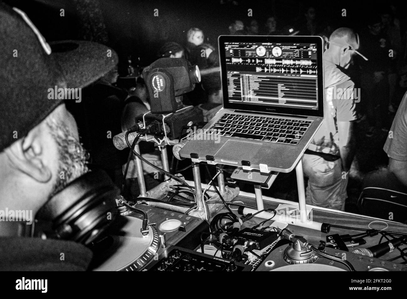 Prise de vue en niveaux de gris d'un technicien audio travaillant autour du foule Banque D'Images
