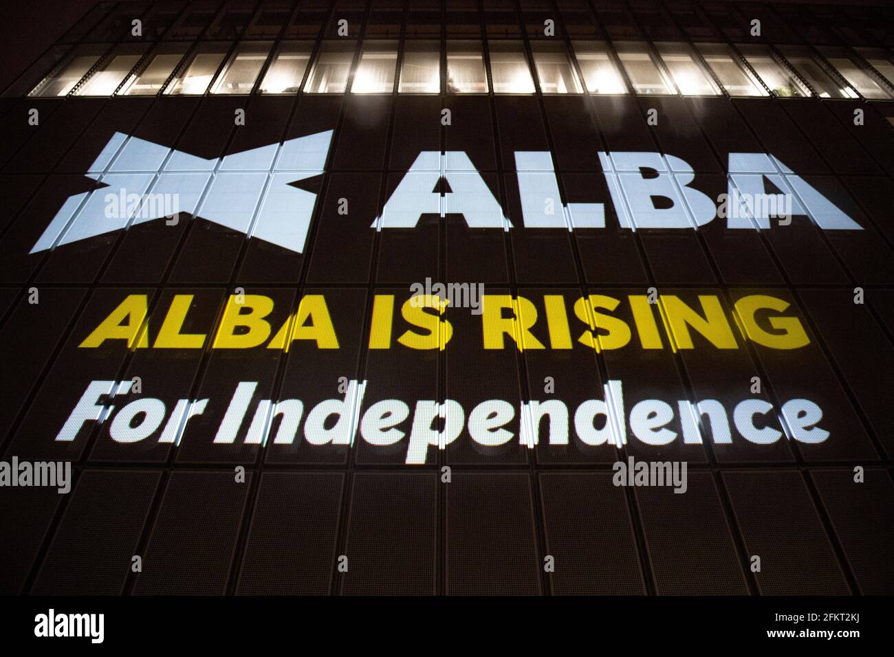Glasgow, Écosse, Royaume-Uni. 3 mai 2021. PHOTO : un énorme logo Alba Party est projeté sur le côté des studios BBC Scotland à Glasgow la veille du dernier débat des leaders de la télévision en direct. À ce jour, la BBC n'a pas inclus Alex Salmond, le leader du parti Alba dans la série de débats Live TV. Pic Credit: Colin Fisher/Alay Live News Banque D'Images