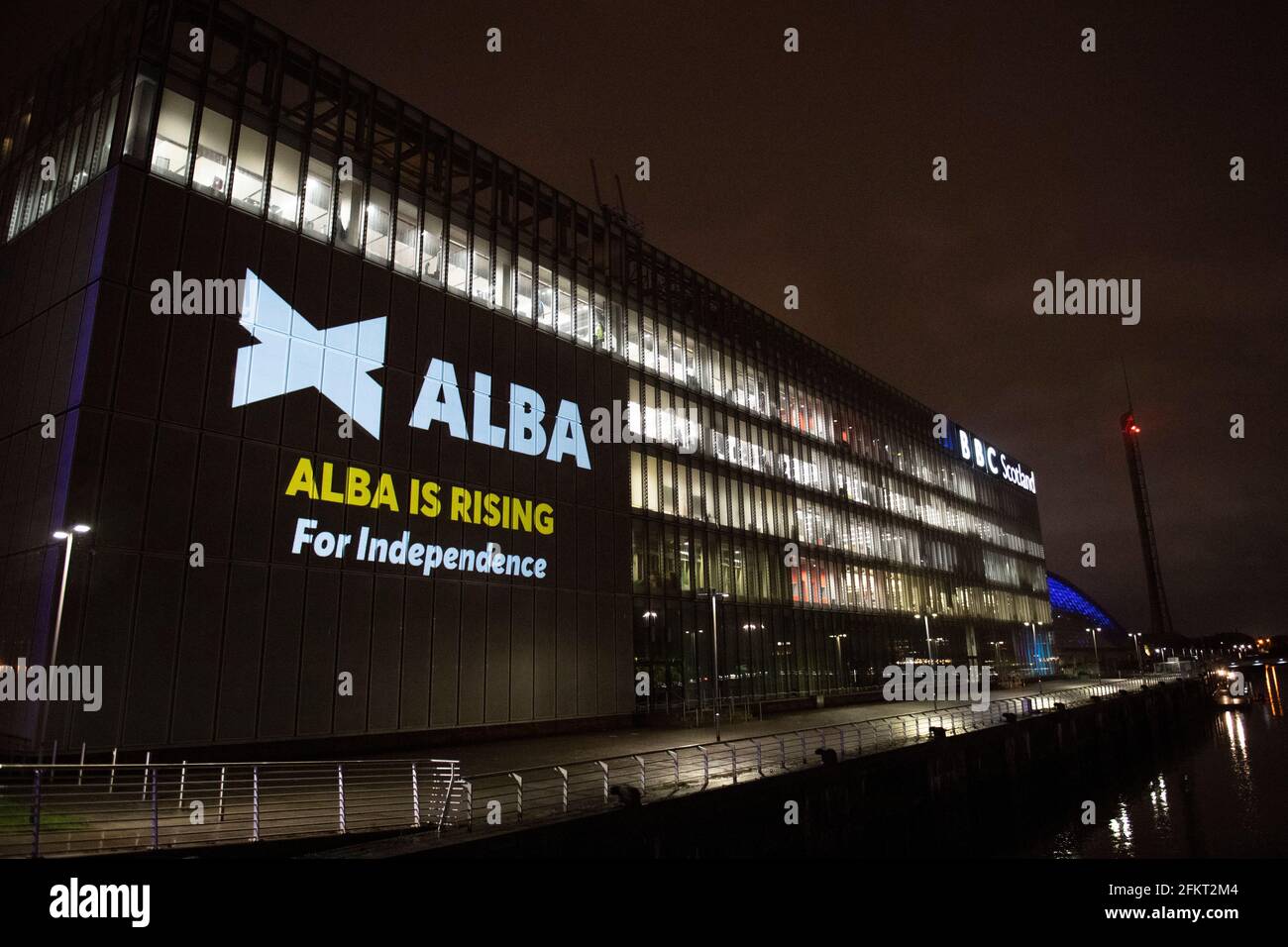 Glasgow, Écosse, Royaume-Uni. 3 mai 2021. PHOTO : un énorme logo Alba Party est projeté sur le côté des studios BBC Scotland à Glasgow la veille du dernier débat des leaders de la télévision en direct. À ce jour, la BBC n'a pas inclus Alex Salmond, le leader du parti Alba dans la série de débats Live TV. Pic Credit: Colin Fisher/Alay Live News Banque D'Images