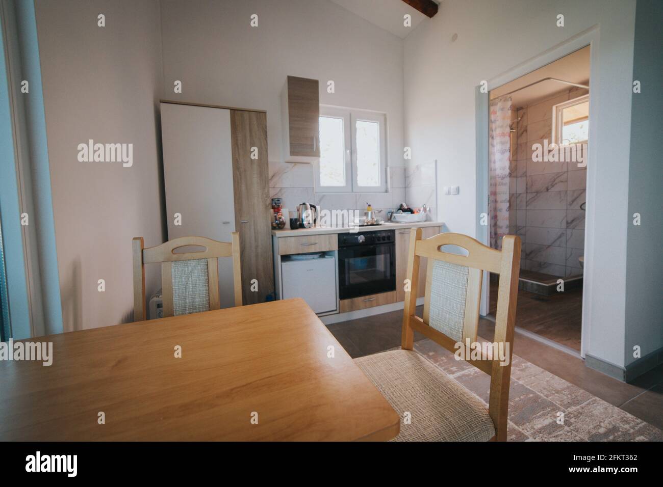 Gros plan de chaises en bois et d'une table dans un lumineux chambre moderne Banque D'Images