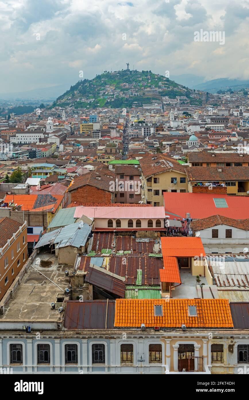 Quito paysage urbain à vertical, Équateur. Banque D'Images
