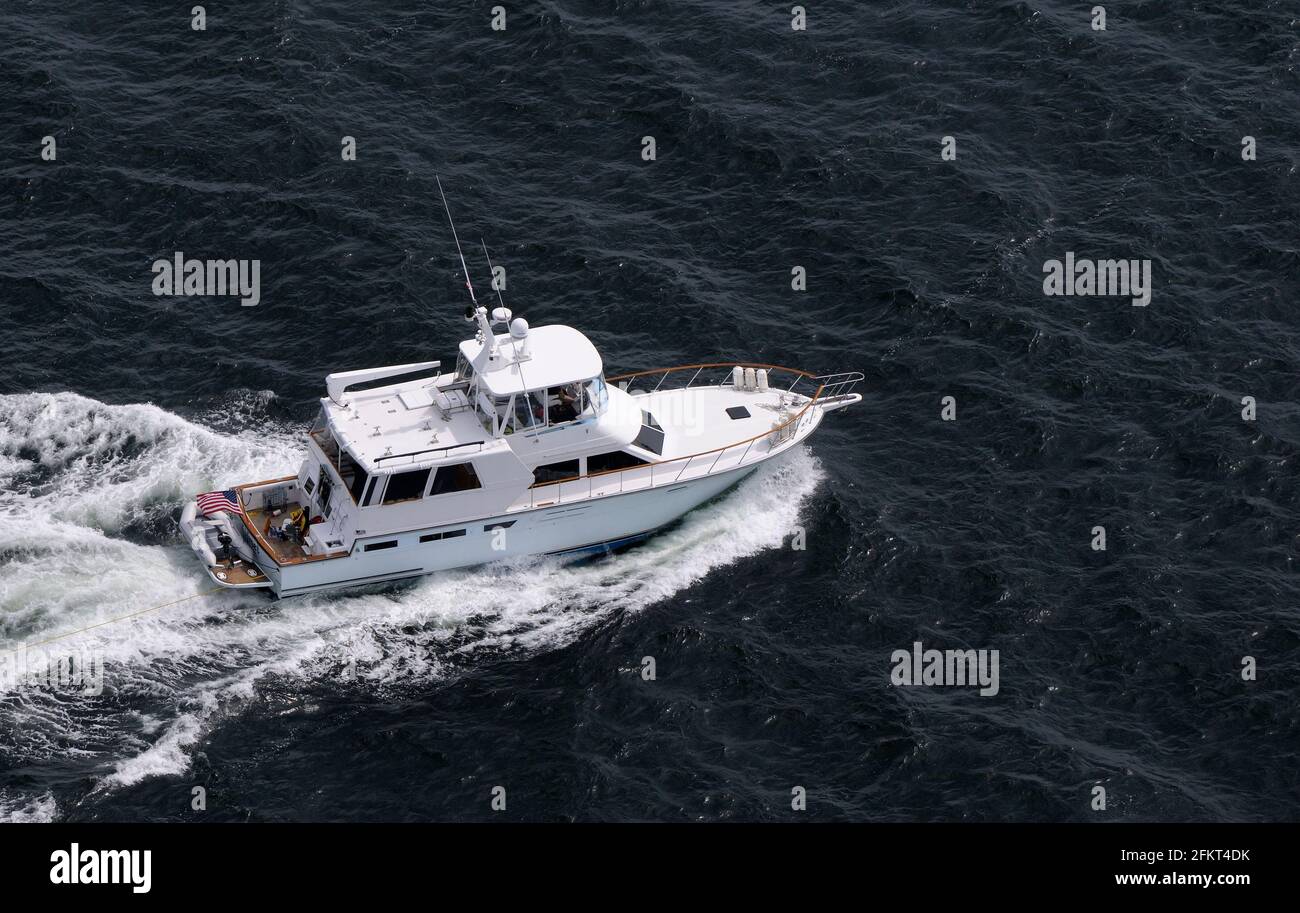 Image aérienne d'un bateau à moteur dans le sud des îles Gulf, Colombie-Britannique, Canada Banque D'Images