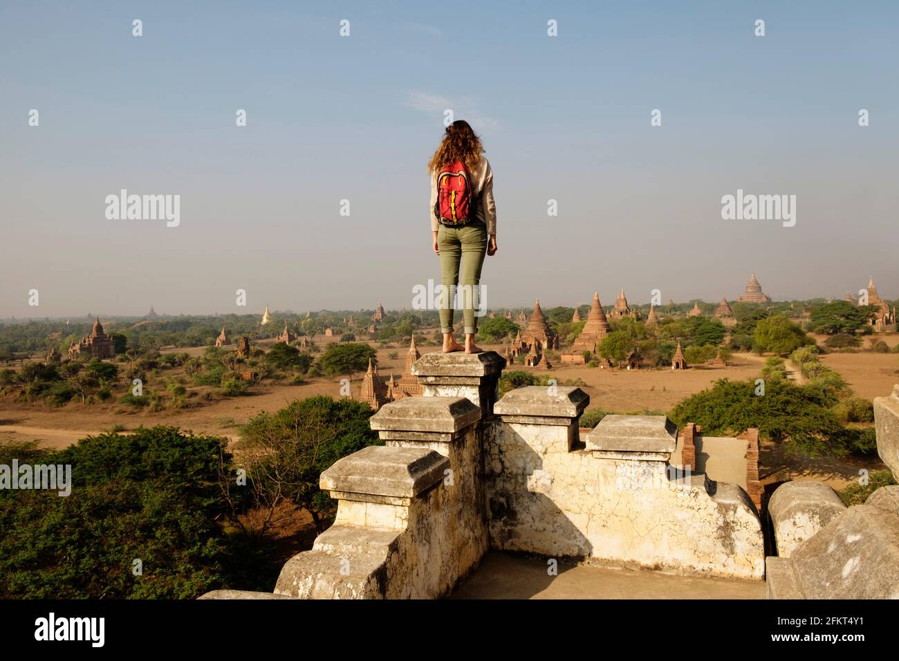 Woman looking at view, Bagan Zone Archéologique, temples bouddhistes, Mandalay, Myanmar Banque D'Images
