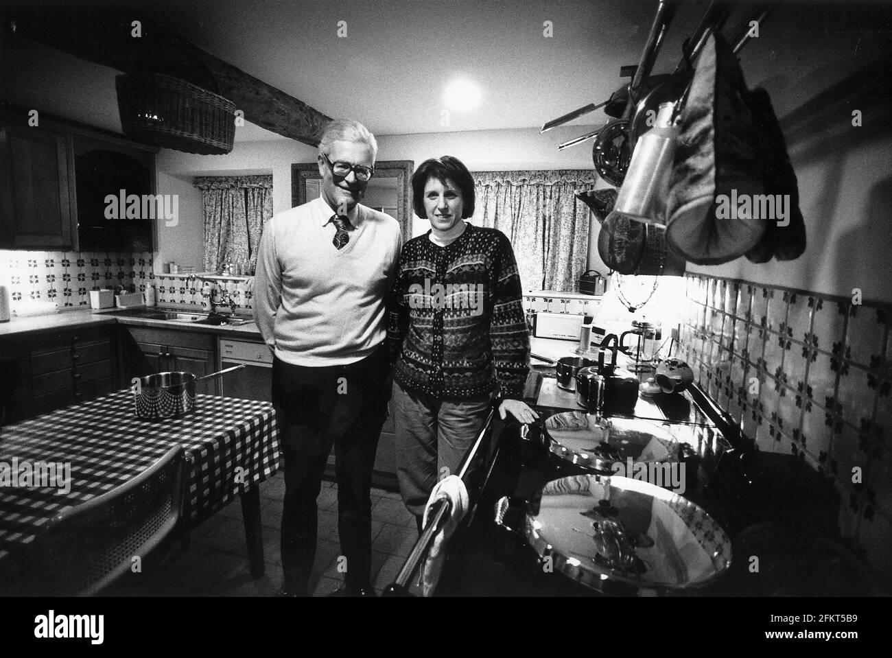 Douglas Hurd avec la femme Judy dans la cuisine de leur Oxfordshire accueil Banque D'Images