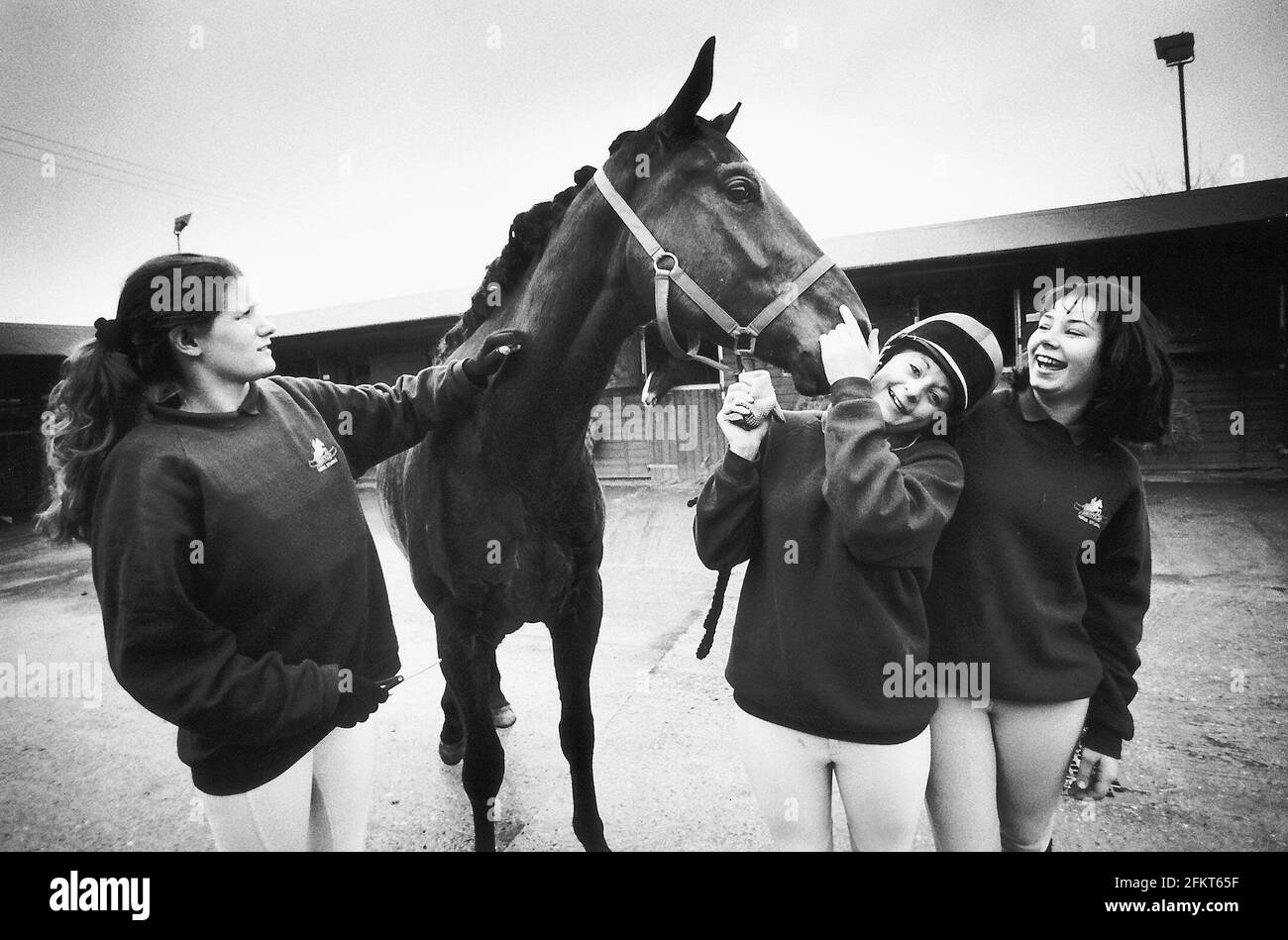 Writtle Agricultural College filles avec cheval Banque D'Images