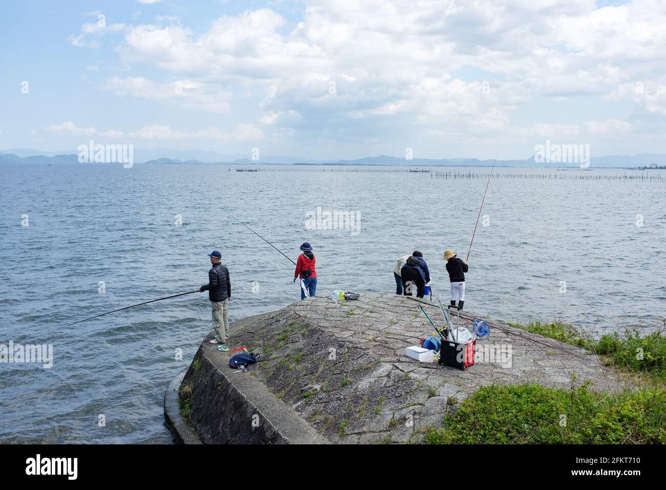 Personnes pêchant dans le lac Biwa (Biwako), préfecture de Shiga, Japon. Banque D'Images