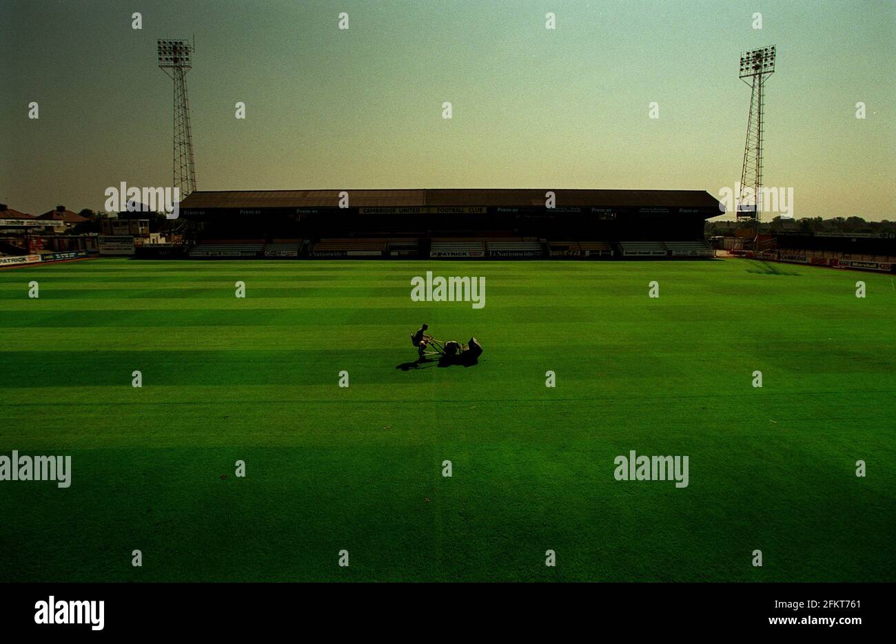 CE WEEK-END, 43000 CLUBS DE FOOTBALL AFFILIÉS À LA FA ANGLAISE COMMENCERONT À JOUER, DONT 92 AU POSTE DE PREMIER MINISTRE ET À LA LIGUE DE FOOTBALL. LE PERSONNEL AU SOL, COMME MR TREVOR BALL, VU ICI À LA TROISIÈME DIVISION CAMBRIDGE UNITED FC, AURA UNE LONGUEUR D'ŒUVRE. Banque D'Images