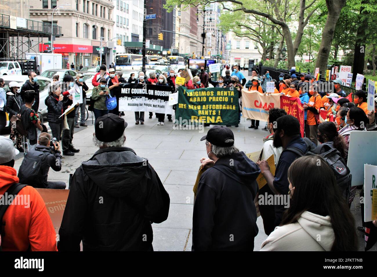New York, États-Unis. 03th May, 2021 - les communautés de New York se rassemblent pour « ROLLBACK » devant l'hôtel de ville de New York, en face de 250 Broadway 2 jours avant que RGB (Rent Guidelines Board) ait son vote préliminaire le 5 mai 2021. Crédit : Mark Apollo/Alamy Livenews Banque D'Images