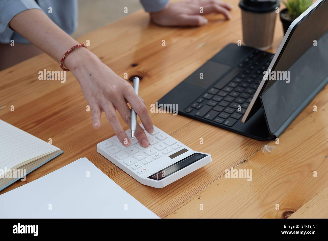 femme d'affaires travaillant sur bureau avec l'utilisation d'une calculatrice pour calculer les chiffres, finance concept de comptabilité Banque D'Images